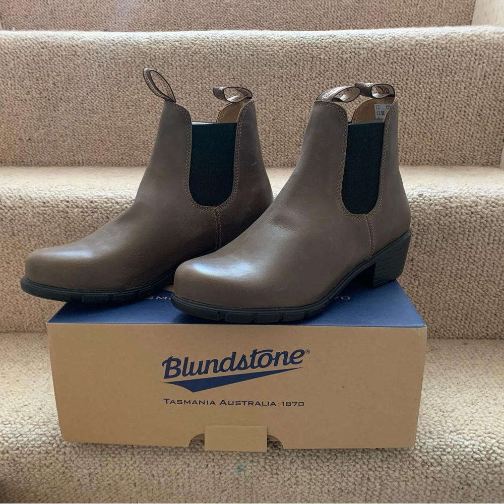 New Blundstone Chelsea Boots in Antique Taupe